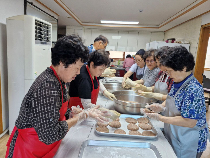 혼자 먹던 밥... 함께 먹어 행복합니다