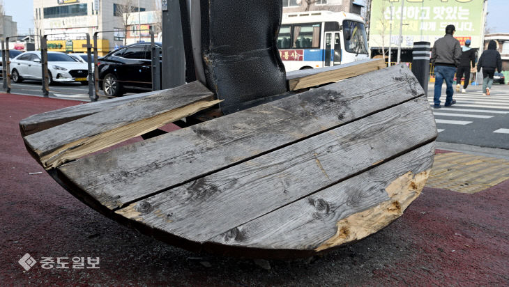 차량 추돌 후 방치된 그늘막 쉼터