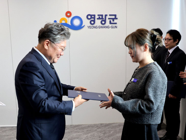 6.사진(신규 공무원 임용장 교부)