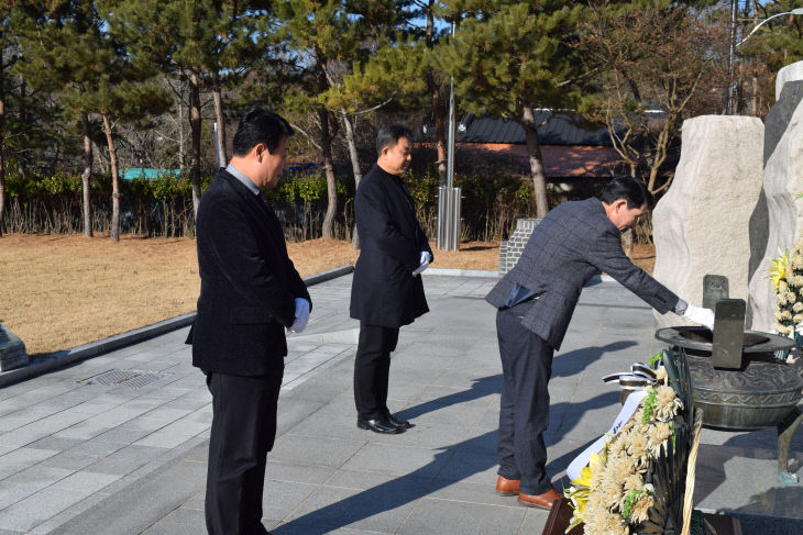 1-1 공주교육지원청_보훈공원 참배와 새해 시무식 실시 사진(1)