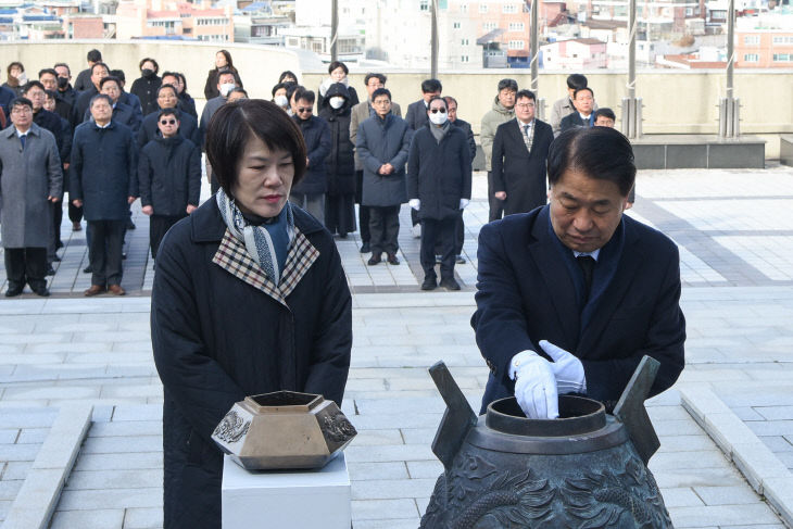 260105-순직선원위령탑 신년 참배-DSC_5178