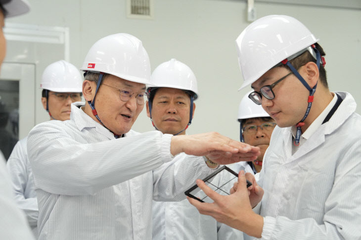 (사진) 바나듐이온배터리 설명을 듣고 있는 SK온 이석희 사장