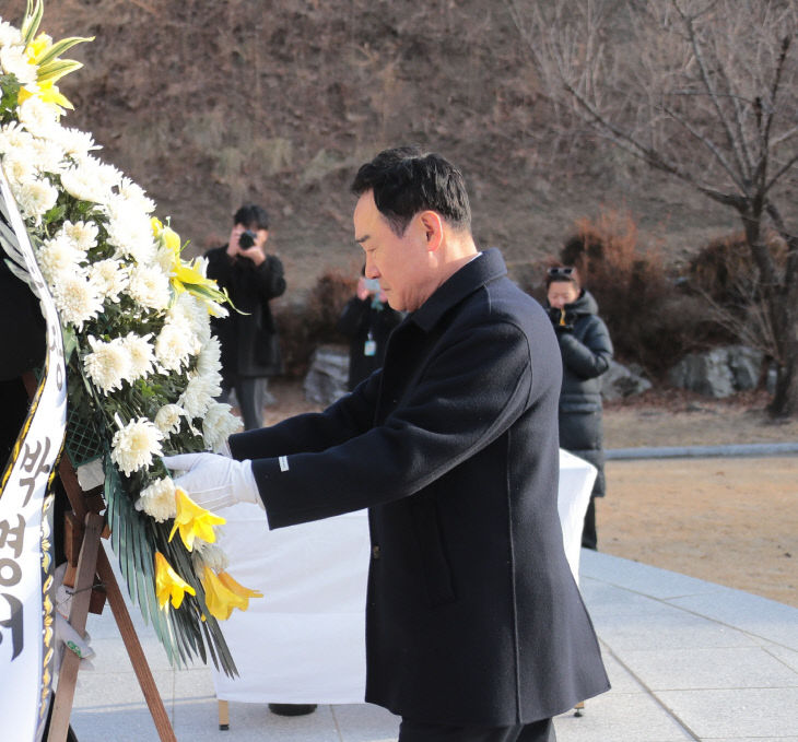 1-1. 사진(현충탑 참배_박명서 의장)