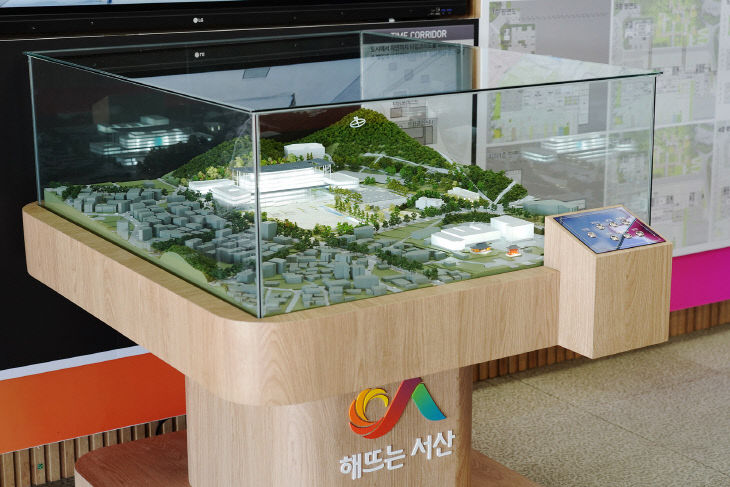 1. 서산시청 본관 로비에 전시된 신청사 당선작 모형2