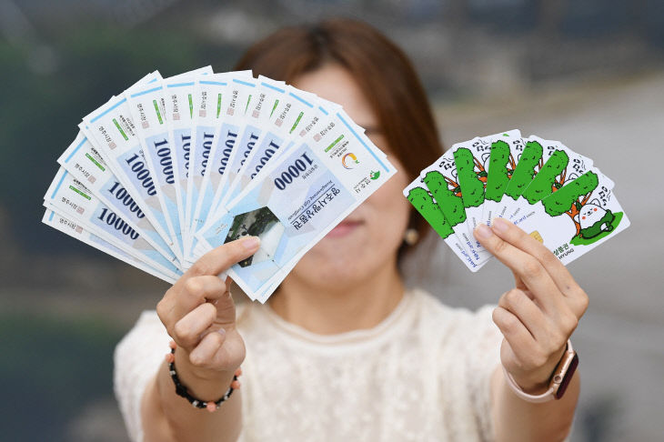 카드를 들어보이고 있다