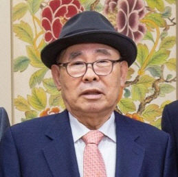 고 파안(坡岸) 명위진 회장