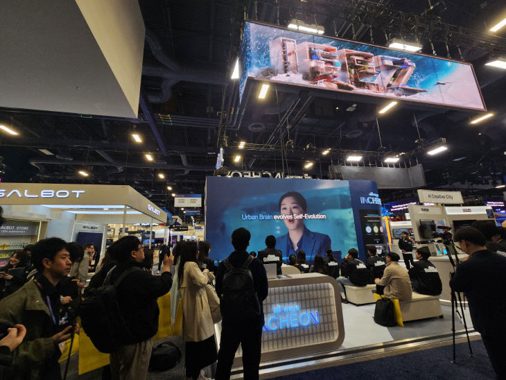CES 2026 현장 사진-IFEZ관 관람객들의 모습-(2)
