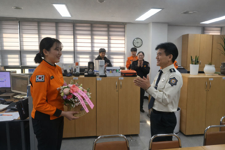육아휴직 복직자에게 꽃다발을 전달하는 태안소방서장