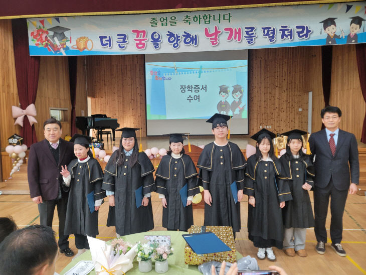 졸업생들에게 축하금을 전달다