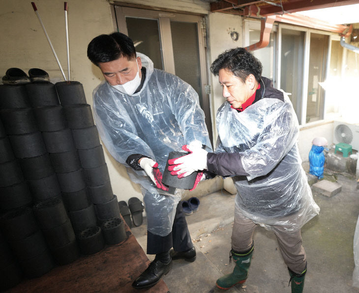 사랑의 연탄 배달 봉사활동을 펼치는 의원들