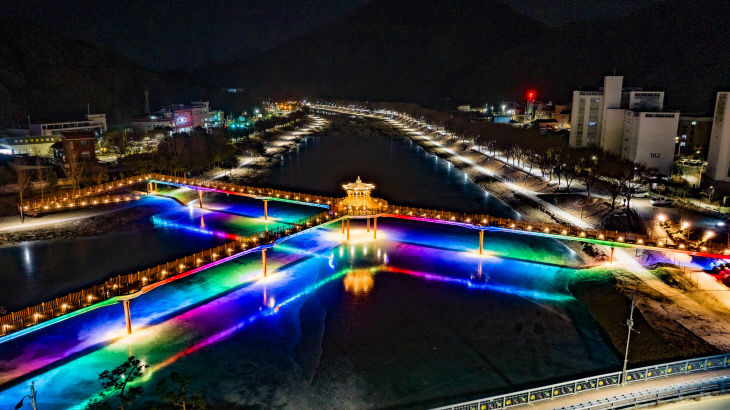 겨울밤 수변의 이색적인 풍경을 연출하고 있다. (3)