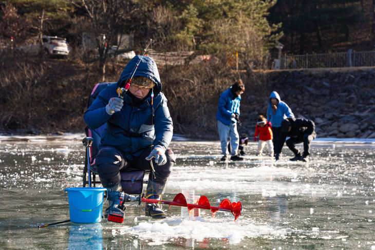 괴산 연풍 원풍저수지 ‘겨울 손맛’ (3)