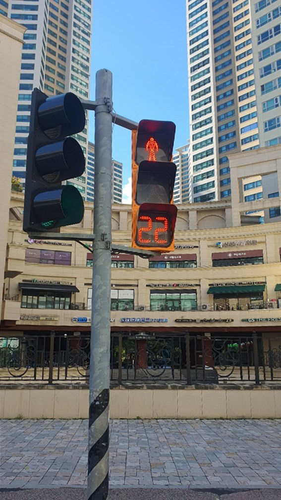 청주시, 교통사고 예방 위한 신호등 보조장치 시범 설치.