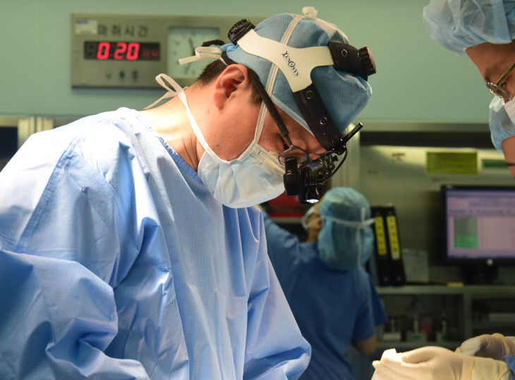 수술 중인 심장혈관흉부외과 최진호 교수