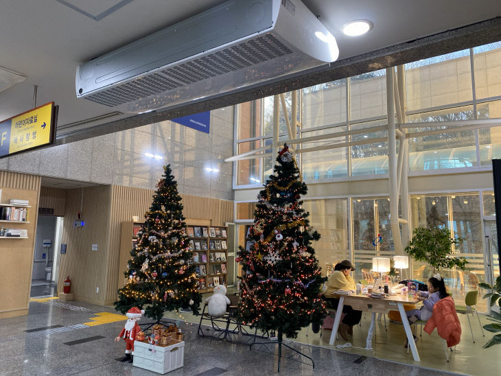 [보도자료사진] 문헌정보동 로비 새단장