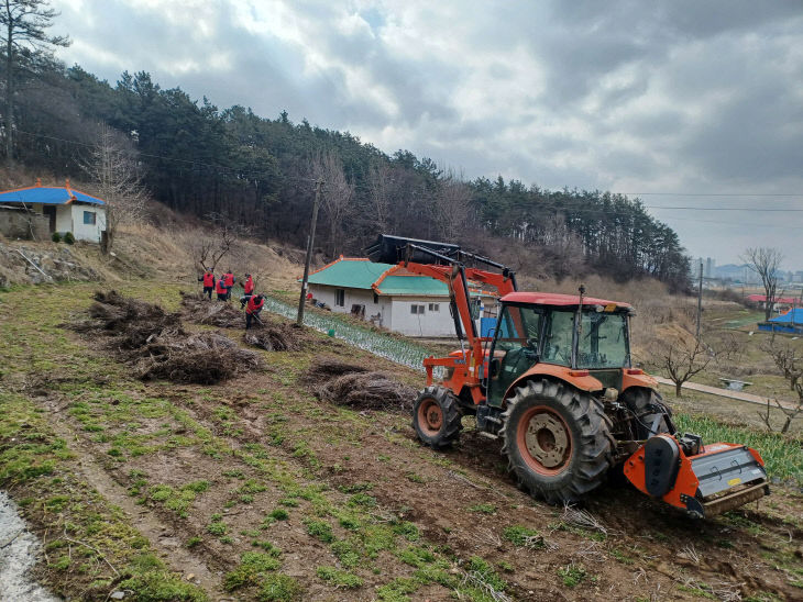 서천군 영농부산물 파쇄지원단이 수거 작업을 펼치고 있다