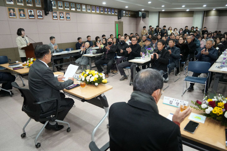 김기웅 서천군수가 장항읍에서 군민과의 대화를 하고 있다