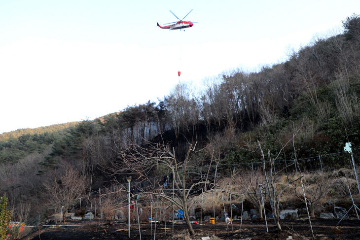 1.산불 진화 모습(헬기)