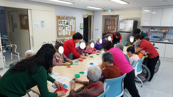 2.요양보호사 지원 확대