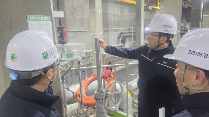 을점검하고있다.