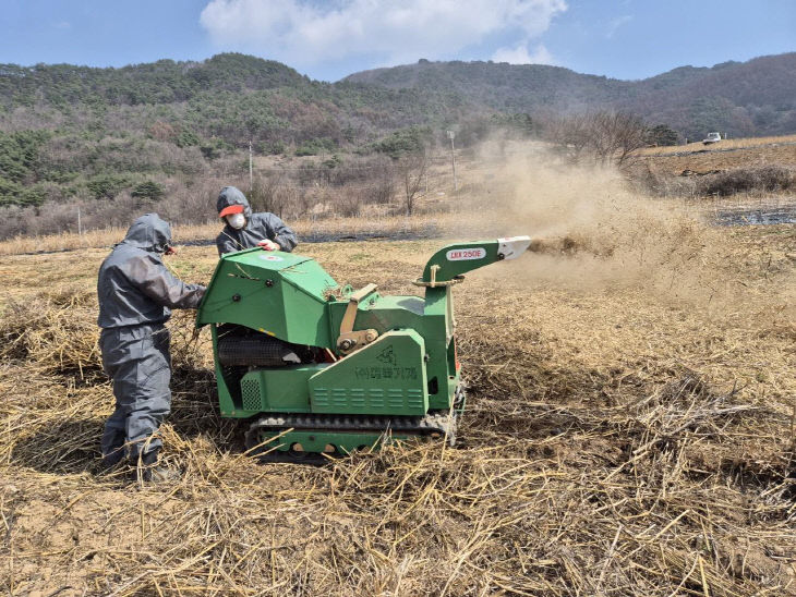 보도 2) 지난해 영농 부산물 파쇄하는 모습