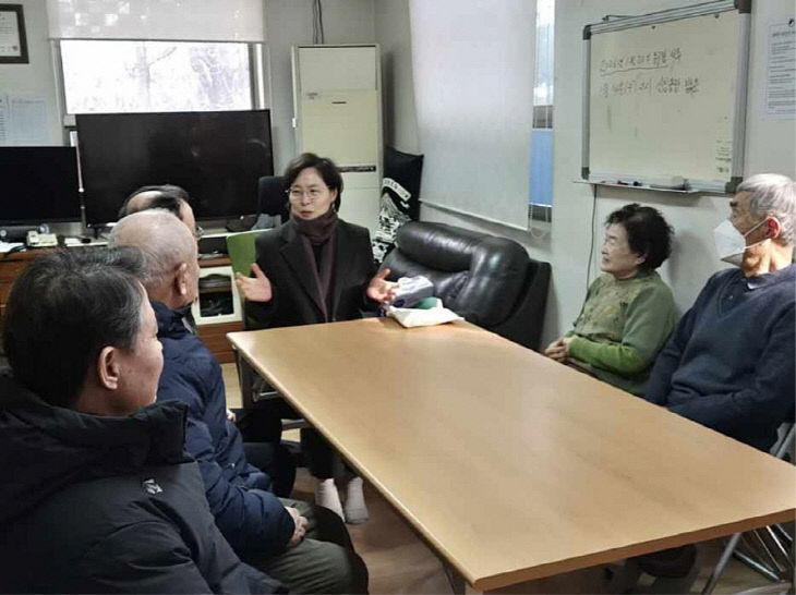 방문하여 어르신들과 소통