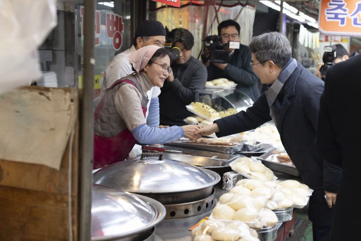 김동연 경기지사,‘의왕 도깨비시장’ 폭설 피해 점검