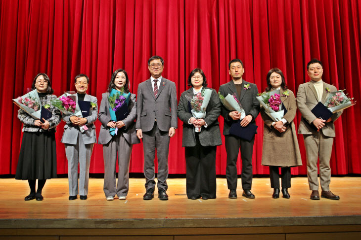 (오른쪽에서 왼쪽 3번째 변희섭 학예연구사)