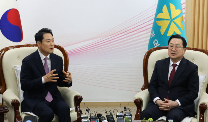 대화 나누는 장동혁 대표와 이장우 시장<YONHAP NO-3141>