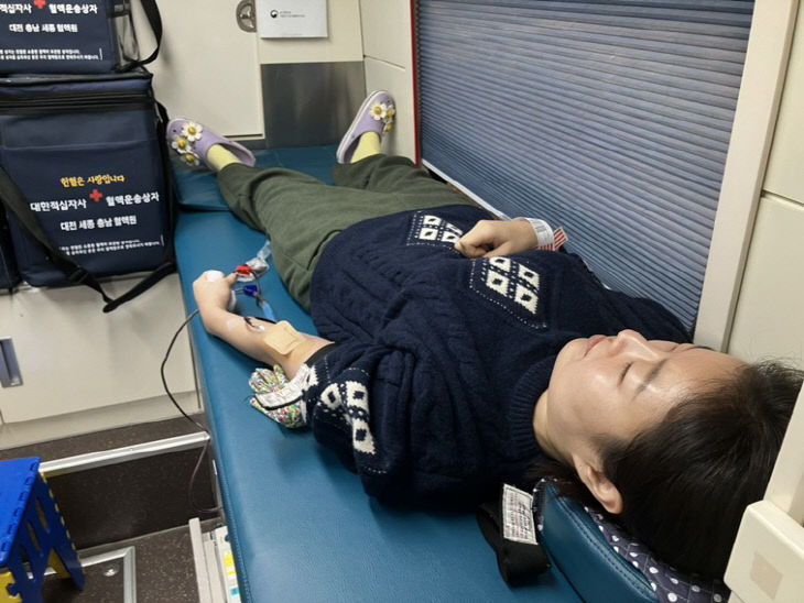 서천교육지원청 직원이 헌혈을 하고 있다