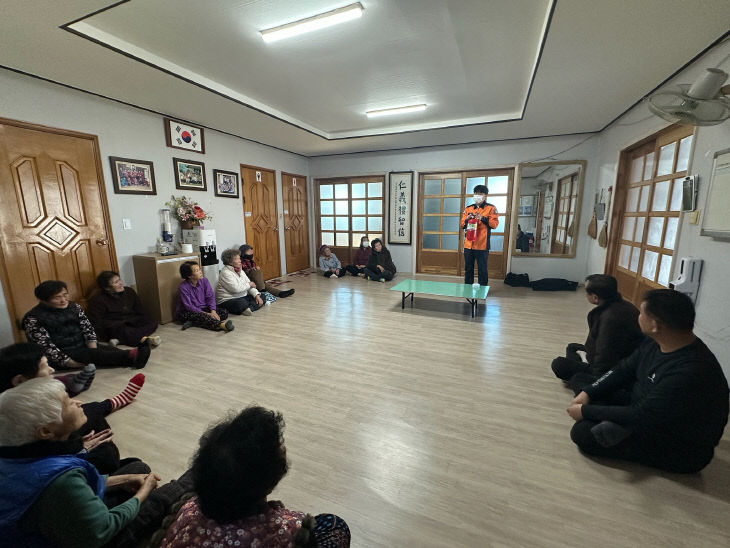 서천소방서가 경로당에서 화재예방교육을 하고 있다