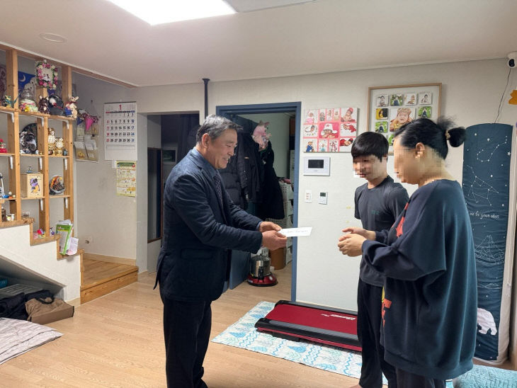 서천 비인행복후원회, 올해 첫 출산 가정에 축하금을 전달