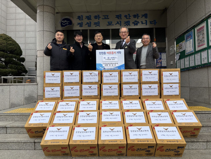 기탁식 사진(왼쪽에서 3번째 강성오 대장)