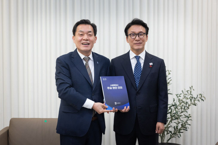 이재준 수원시장, 김민석 국무총리 건의문 전달