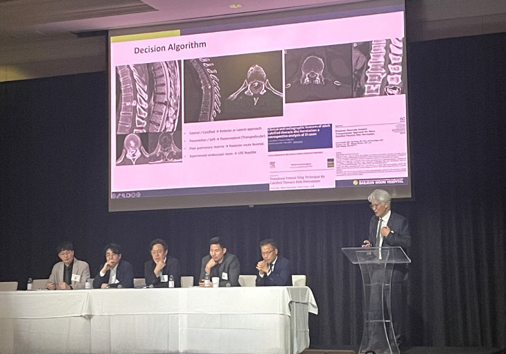 발표를 진행중인 박철웅 박사 (1)