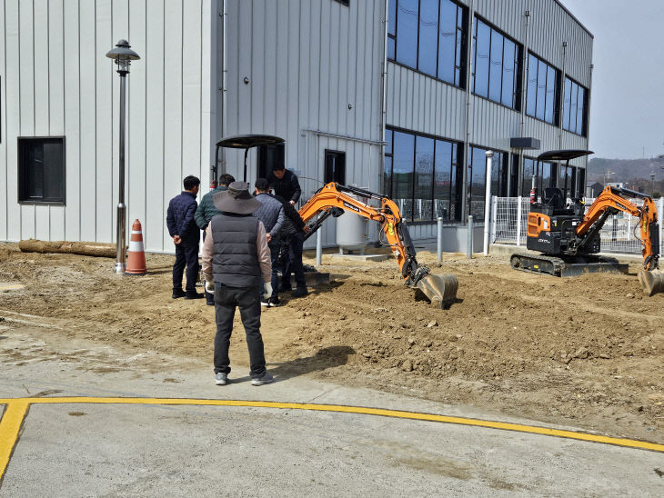청주시농업기술센터, 3톤 미만 굴착기·지게차 면허취득 지원.