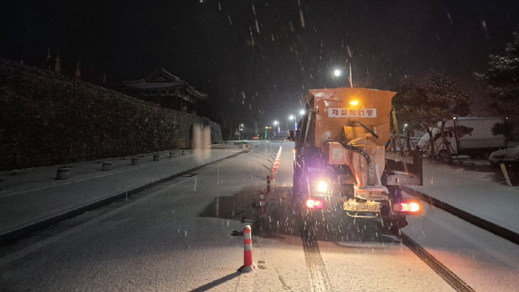 1. 서산시 19일 도로 제설 작업을 추진했다.1