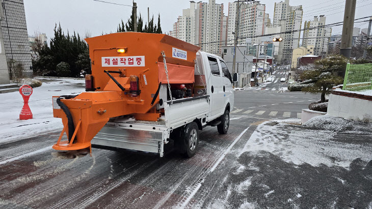 1. 서산시 19일 도로 제설 작업을 추진했다.2