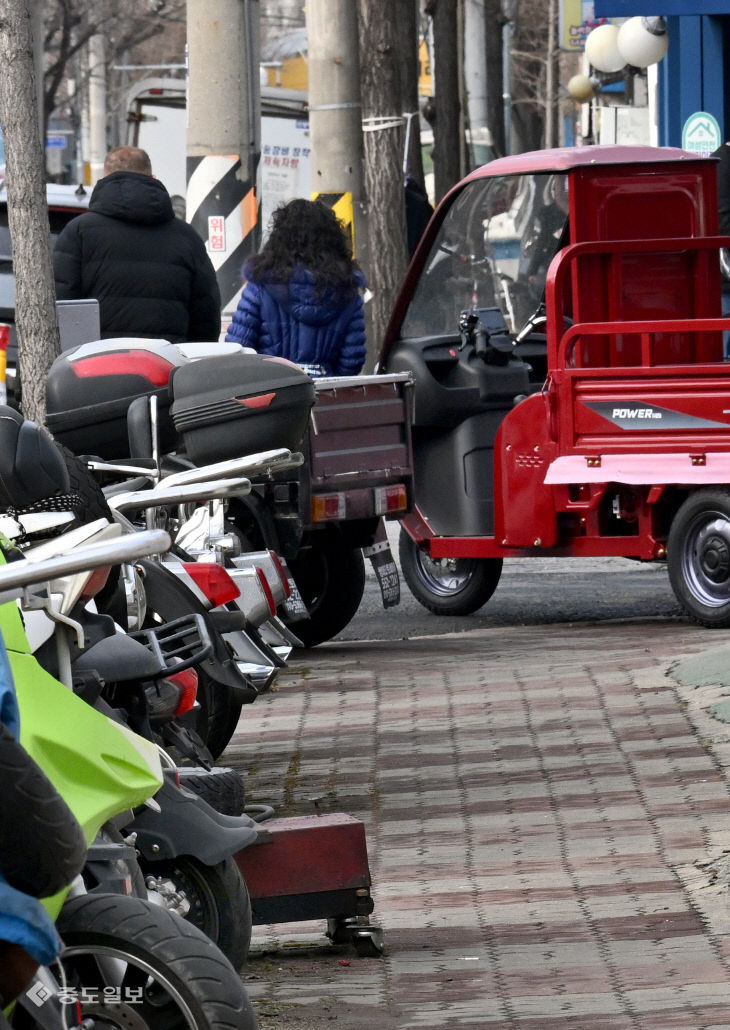 20260119-인도 막은 이륜차1