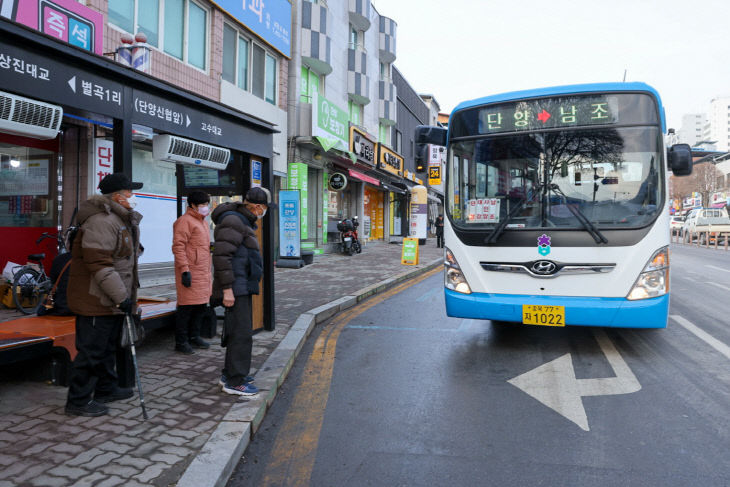 보도 1) 시내버스를 이용하는 어르신들(1)
