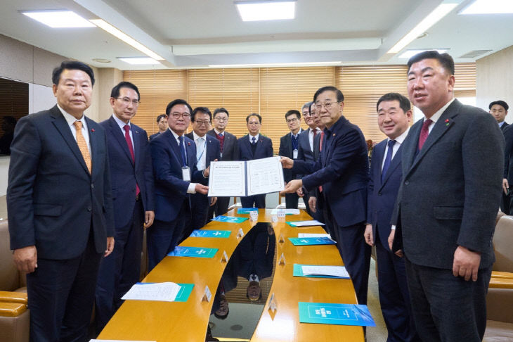 사본 - (사진1)공동건의문 제출2