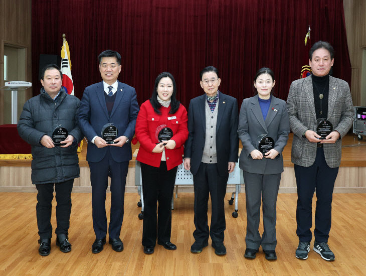 문화복지환경위원회 의원들이 감사패 수상