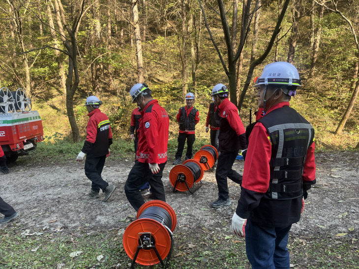산불감시원들이 본격적인 산불기간 전에 현장 실습