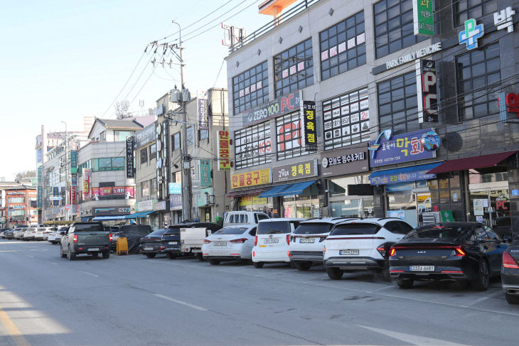남천동 주차장에 이중으로 주차된 차량