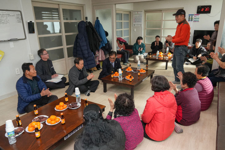 김기웅 서천군수가 경로당을 찾아 주민들과 대화를 하고 있다