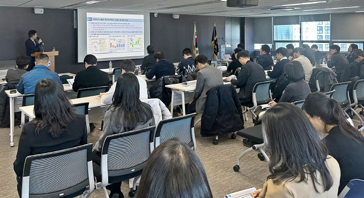 미나를 듣고 있다