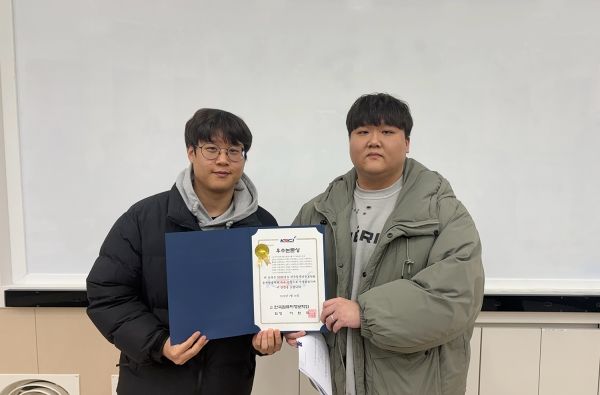 사진 1[(왼쪽부터) 대표수상자 김성진, 고대영 학생]