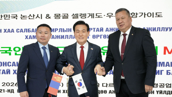 왼)우브르항가이부지사-백성현 논산시장-셀렝게도지사 (4)