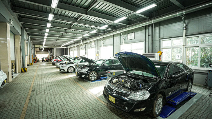 동의과학대 전기자동차과 실습실 모습