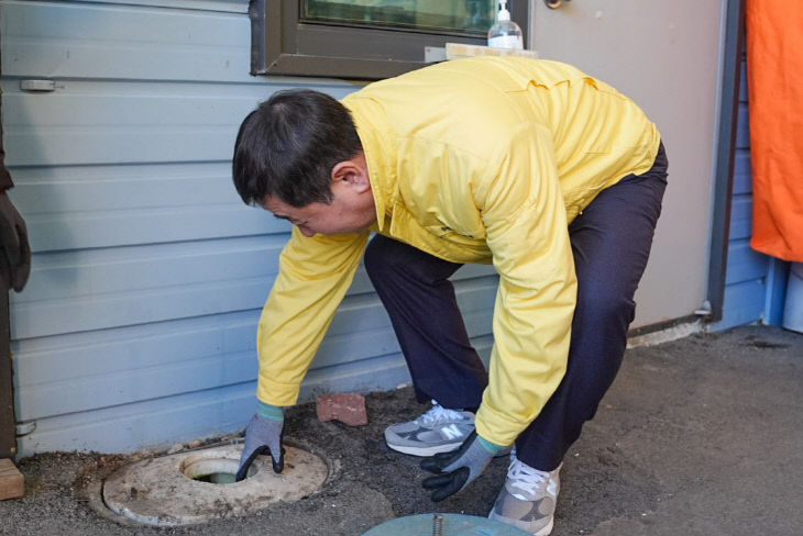 증평군 한파대비 동파예방 수도 점검하는 이재영 군수